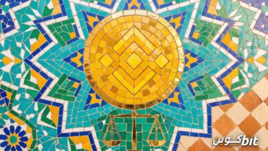 عملة BNB حلال أم حرام؟ عملة بينانس الذهبية وسط فسيفساء زليج مغربية وميزان