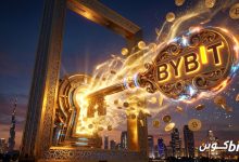 مفتاح ذهبي يحمل شعار Bybit يفتح قفلًا في إطار دبي، مع عملات بيتكوين ذهبية تتطاير وأفق دبي ليلًا