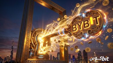 مفتاح ذهبي يحمل شعار Bybit يفتح قفلًا في إطار دبي، مع عملات بيتكوين ذهبية تتطاير وأفق دبي ليلًا