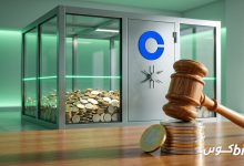 غرامة Coinbase: خزنة زجاجية تحمل شعار Coinbase ممتلئة جزئيًا بالعملات ومطرقة قاضٍ فوق عملات يورو