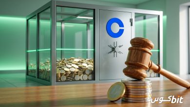 غرامة Coinbase: خزنة زجاجية تحمل شعار Coinbase ممتلئة جزئيًا بالعملات ومطرقة قاضٍ فوق عملات يورو