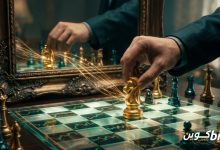نسخ الصفقات: يد تحرك حصانًا ذهبيًا على رقعة شطرنج بينما تكرر يد في المرآة الحركة نفسها